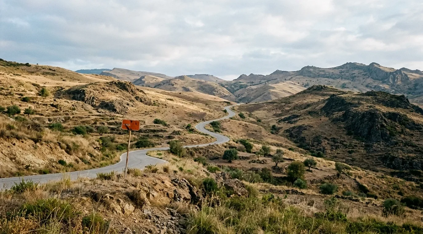 Strada statale dell'entroterra siciliano tra colline e tornanti