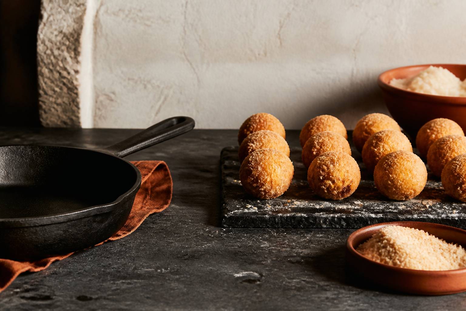 Boulettes de riz panées alignées sur un plan de travail
