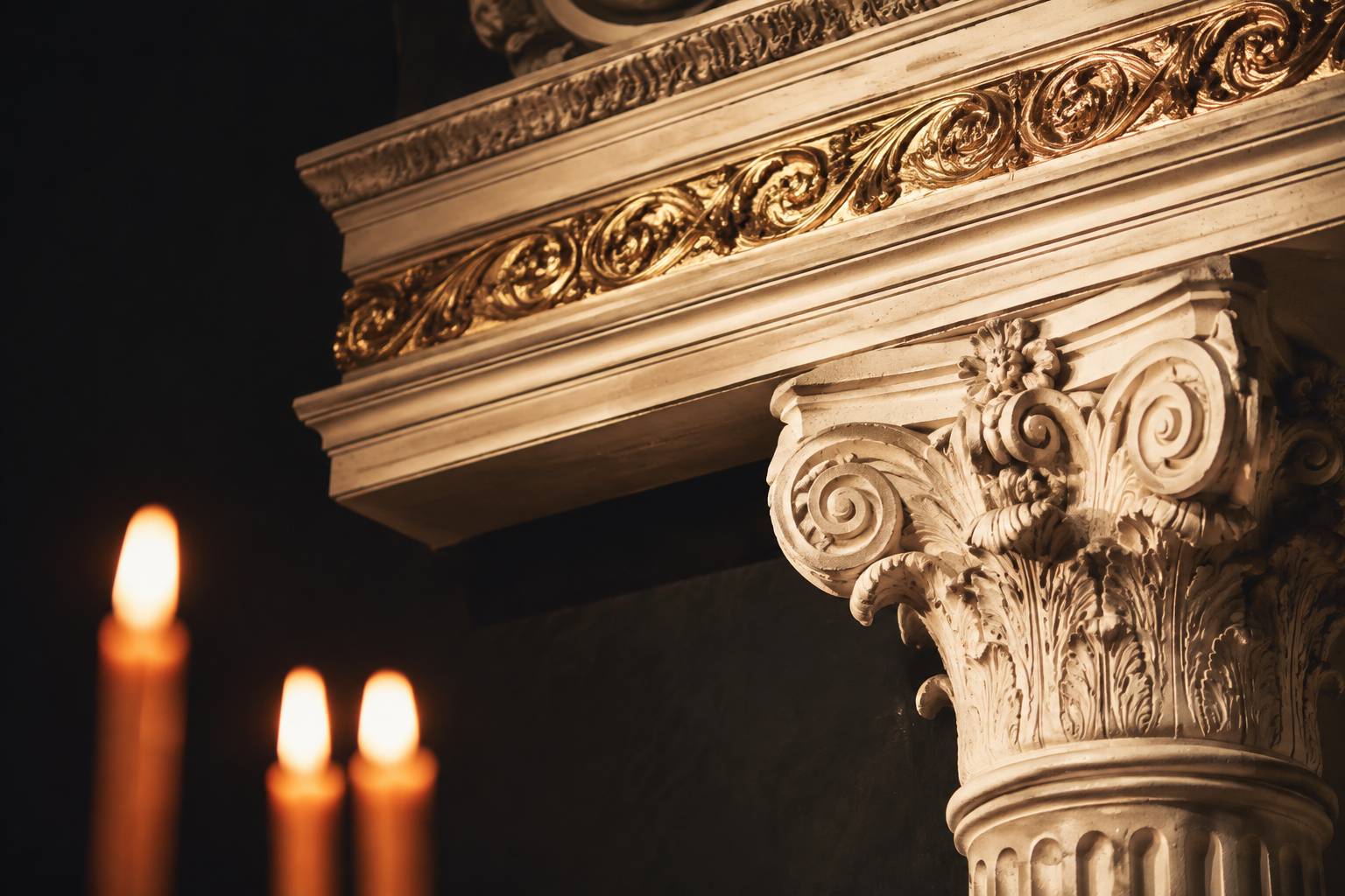 Chapiteau baroque sculpté éclairé par la flamme de cierges
