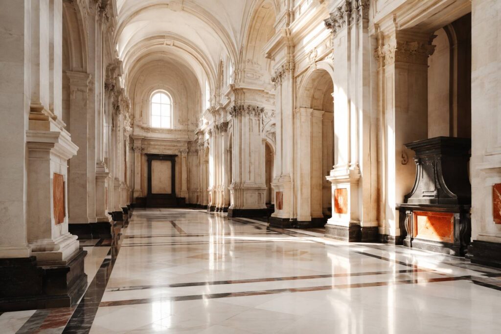 Nef d'église baroque aux colonnes de pierre et voûte ornée